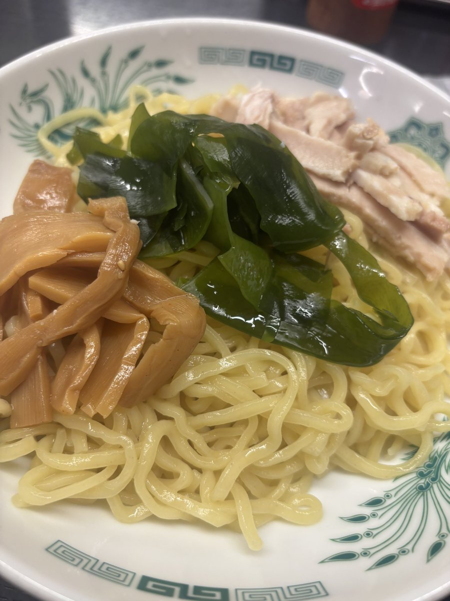 misotomoko's tweet photo. もし自信をなくして挫けそうになったらいいことだけ思い出せと叩き込まれてるので、曇天の今日だっていいスタートを切っちゃうね🍜 https://t.co/7K39rwIpU8