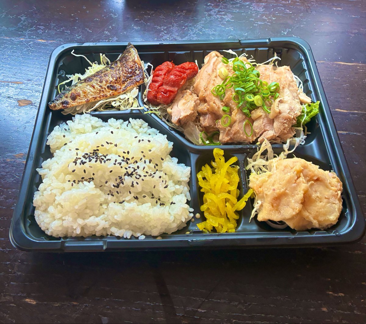 GANBARIYA_'s tweet photo. 今夜のオススメは
釜揚げしらす！

日替わりランチは
冷製 蒸し鶏 ごまポンソースと
サバの塩焼きです

6/6（土）は17時〜営業
7（日）は定休日です
素敵な週末を🎵

#神戸 #元町 #ランチ #からあげ #がんばり屋 #お弁当 #居酒屋 #日替わり #唐揚げ
↓日替わり弁当と、自家製焼豚 https://t.co/DRGGzjNxkp