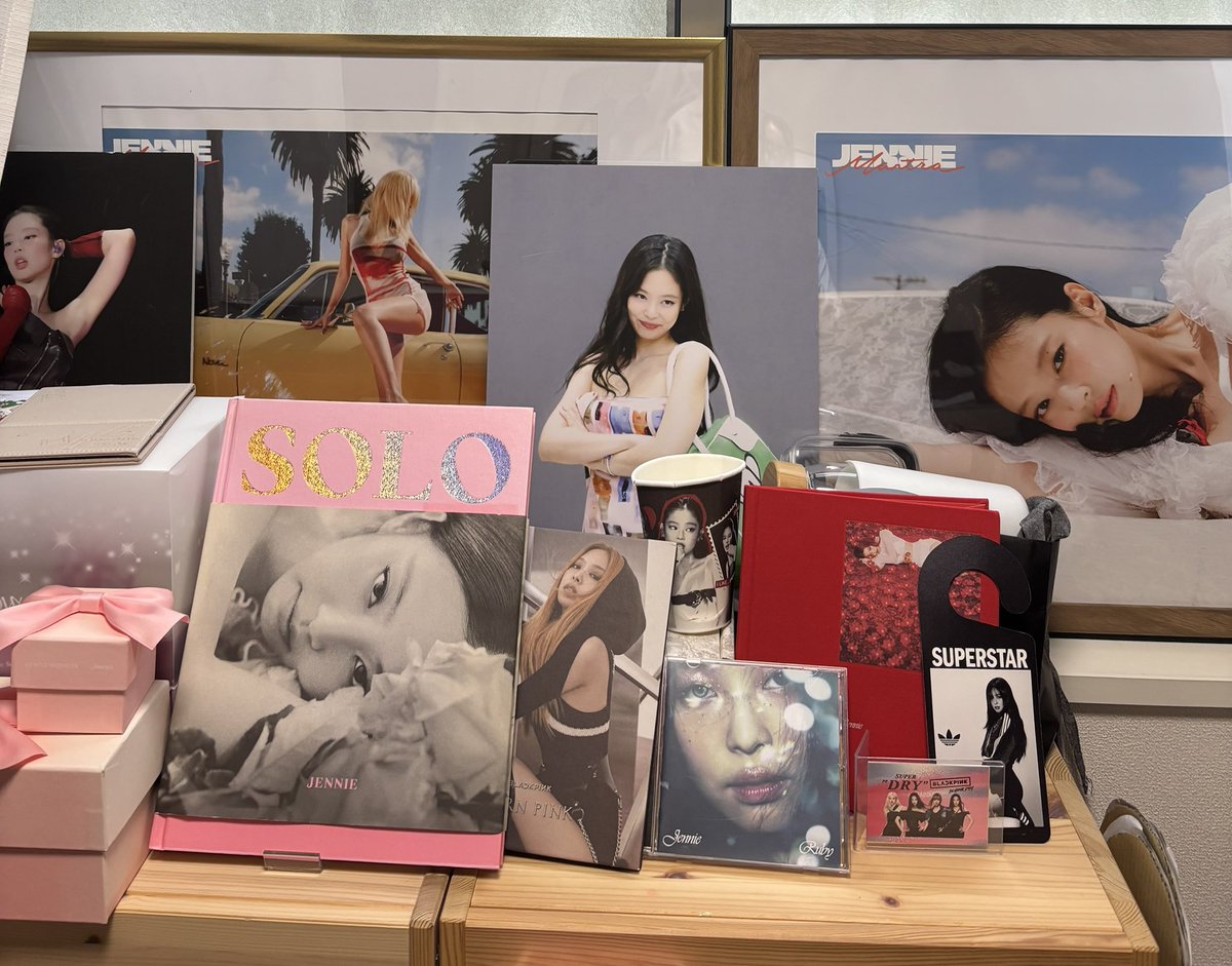 m0327s's tweet photo. こうしてJENNIEがお家に飾られてるだけで幸せ。ジェニジェニジェニって歌いたい
メイク動画撮る部屋だからそんな最高の部屋にはテンション上がるものを置きたいよね⤴︎⤴︎ https://t.co/ZrvdaSIDSz