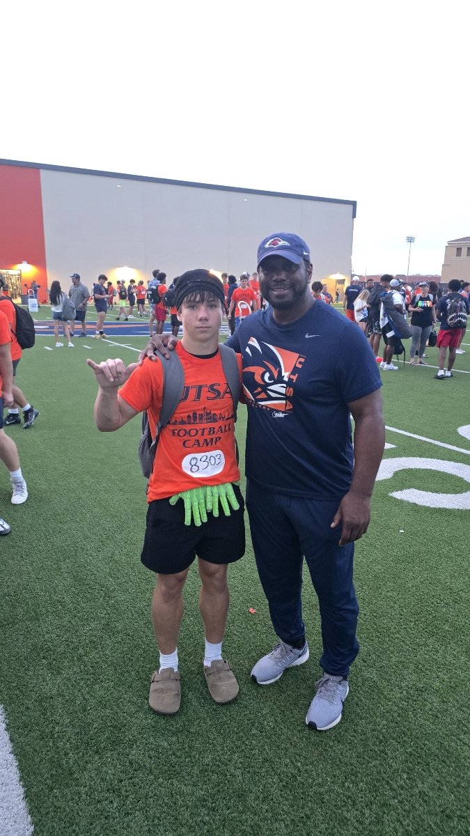 CorbinSmith2028's tweet photo. Blessed to be able to have a great camp today at USTA #runninback #football #college @Coachmaldonado0 @AAlanGuzmann @Almflo830 @Coach_Spencer3 @LLionsFootball @ncsa https://t.co/vbPGiAW0M2