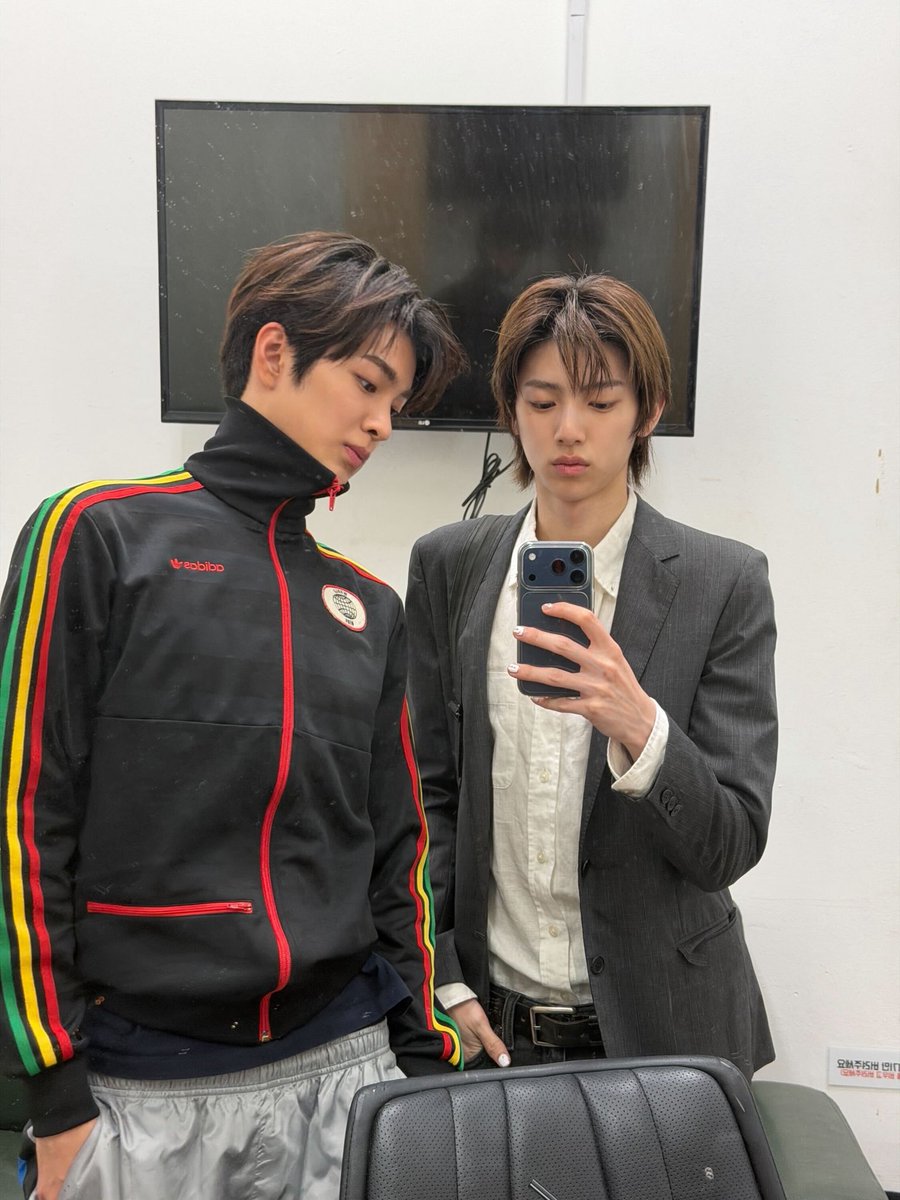 jjuhoouism's tweet photo. kono setiap di postingan jju selalu keliatan kayak mau COD BIAWAK meanwhile dianya baddie banget lol😭 beneran pasangan ibukota https://t.co/jNvaXhxFfD