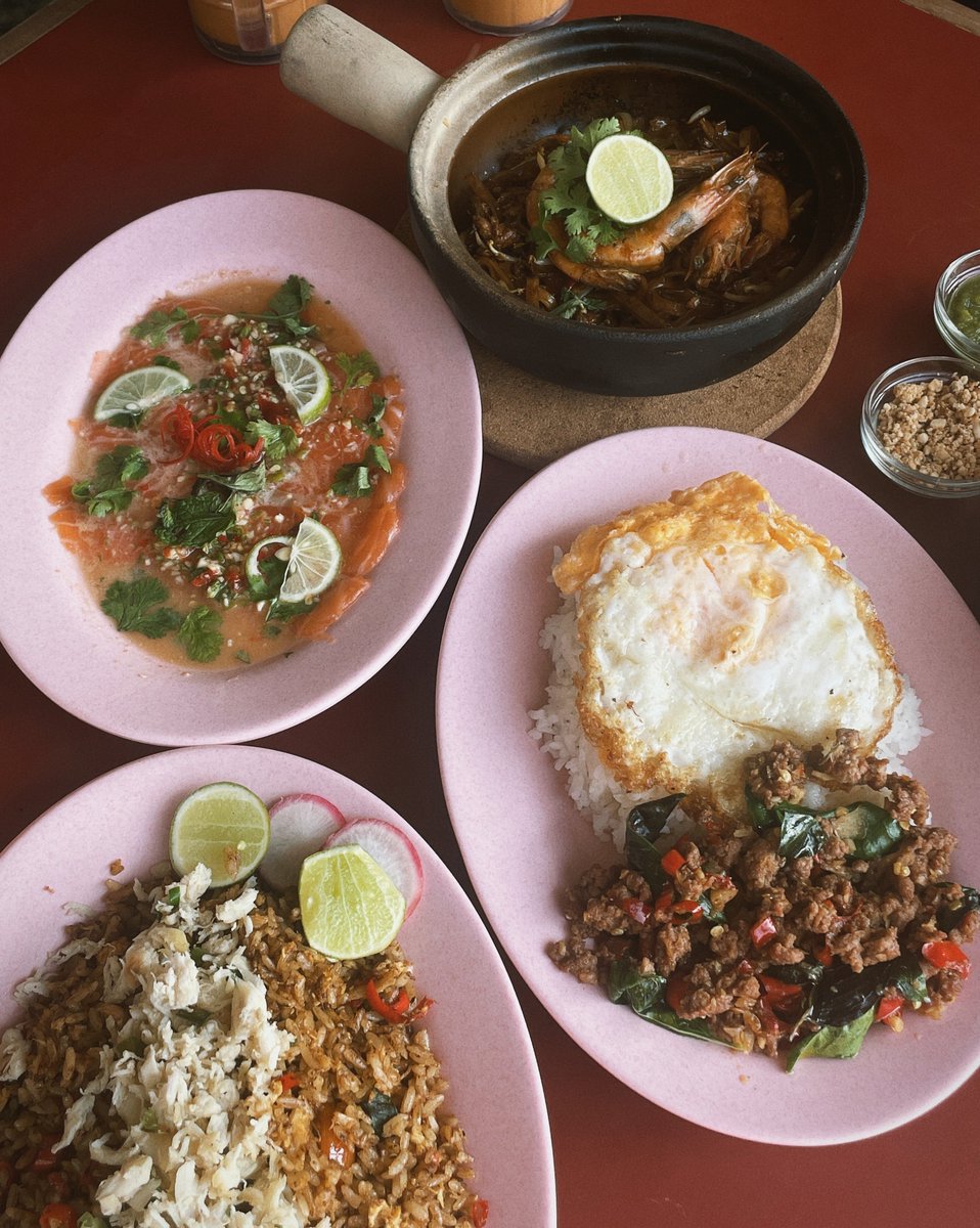 forarun_'s tweet photo. @yangartinya Makanan dia tuh enak-enak dan porsinya besar, cukup worth it. Kwetiau nya sih enak bgt, aku cintai sangat🤤 https://t.co/OruFjIt0WS