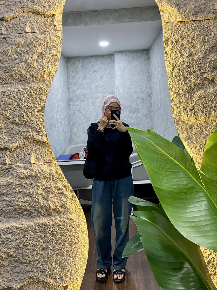 moonlightmoney_'s tweet photo. feminine intuition; menemukan parfum yg vibes dan wanginya feminine bgt🦋🌸

gapapa outfit santai yg penting wanginya cetar✨ https://t.co/FfFKkwBo0l