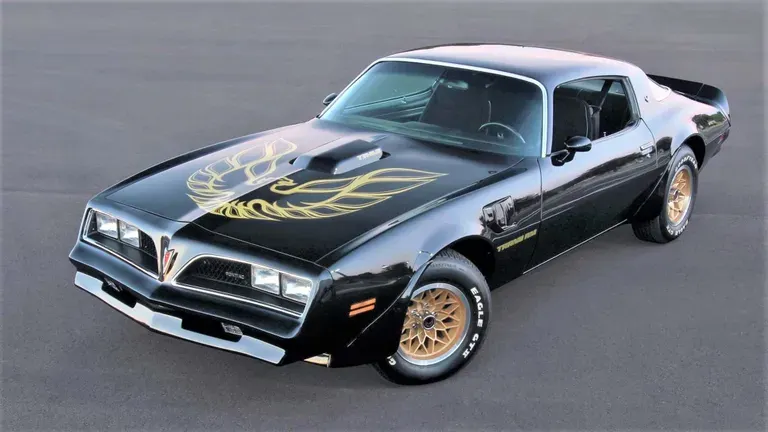 TwoYelling's tweet photo. @landofthe80s This car had me obsessed with Trans-Ams for YEARS. https://t.co/ad0LcWiMAx