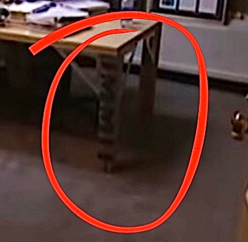 Vision4theBlind's tweet photo. This is an old photo of Jeff Bezos from 1999 sitting at a desk while working on Amazon long before it was a household name    

Notice the 33 on the leg of the table https://t.co/OFgbtX6opm