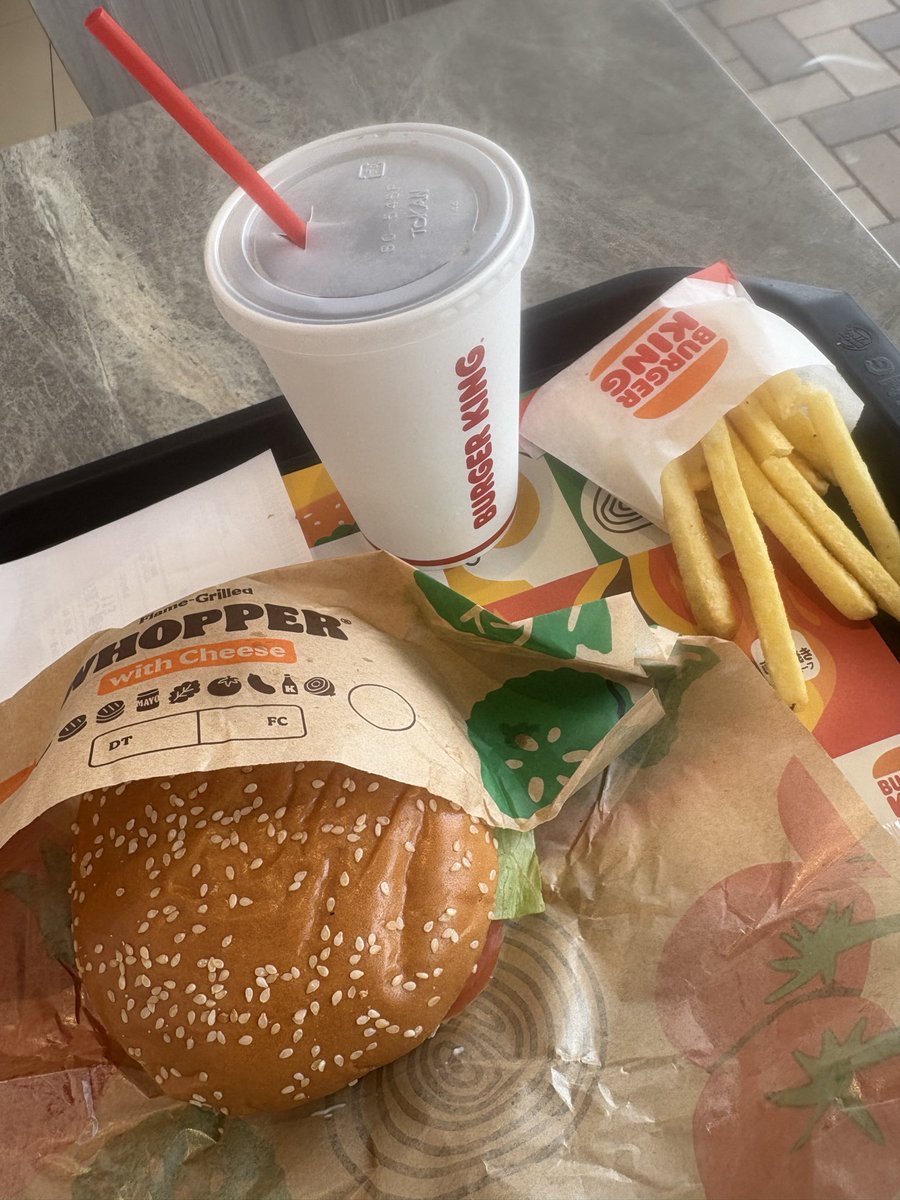 kunihiko1972's tweet photo. 鹿児島まで来たならば、これは外せない‼︎ おひさしワッパ〜🍔 https://t.co/GQajYMithx