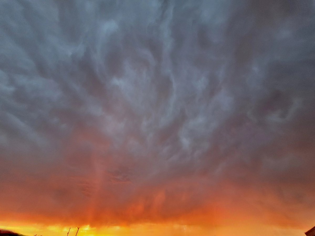 turtlecrawl45's tweet photo. Another post rainstorm beautiful Western sky in Box Elder, SD.  Even the faintest of a rainbow 🌈 to the SE. @danncianca @NWSRapidCity @Jen_McMahan https://t.co/qiWWXF3QCp
