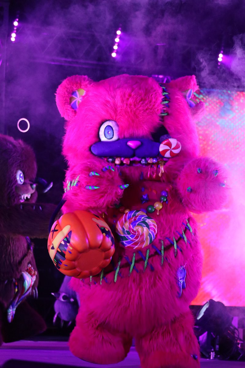 KuReHa2869's tweet photo. #ハミクマスウィートスクリームパーティ
#usjファン
#ハロウィンホラーナイト
#ホラナイ
#HHN2025

被り物のボンボンがお鼻に付いたり
笑顔がキュートな🧸🍭's
今年のハロウィン🎃まで3ヶ月！
次はどんな子が来るのかな❓ https://t.co/VWWyqLKRhP