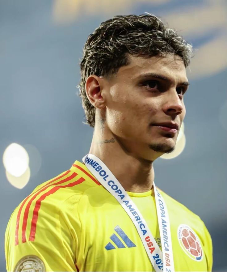 Beeyrodrigues's tweet photo. Lembrete aos hermanos de Colômbia: não é só o James Rodriguez que deu um show de arrogância, Richard Ríos que não é porra nenhuma fez o mesmo, não deixem isso passar em branco 🇨🇴 https://t.co/PPKA8eAXuu