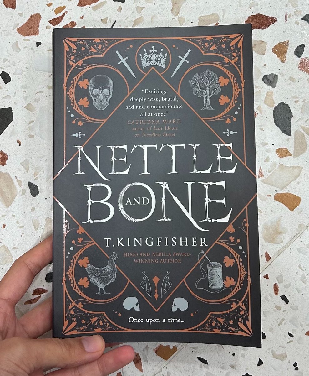 wildberrytea11's tweet photo. Nettle and bone จะมีแปลไทยแล้วโดย words wonder เจ้าเดิม ออกเดือนตุลานี้ แนวดาร์กแฟนตาซีเทพนิยาย และเคยคว้ารางวัลใหญ่ฝั่งต่างประเทศ ไม่รู้ใครแปลแต่ขอรออ่านสำนวนก่อนตัดสินใจแล้วกันว่าจะอ่านเล่มอิ้งหรือเล่มแปลไทยดี 55555 https://t.co/d9GccIKnFb