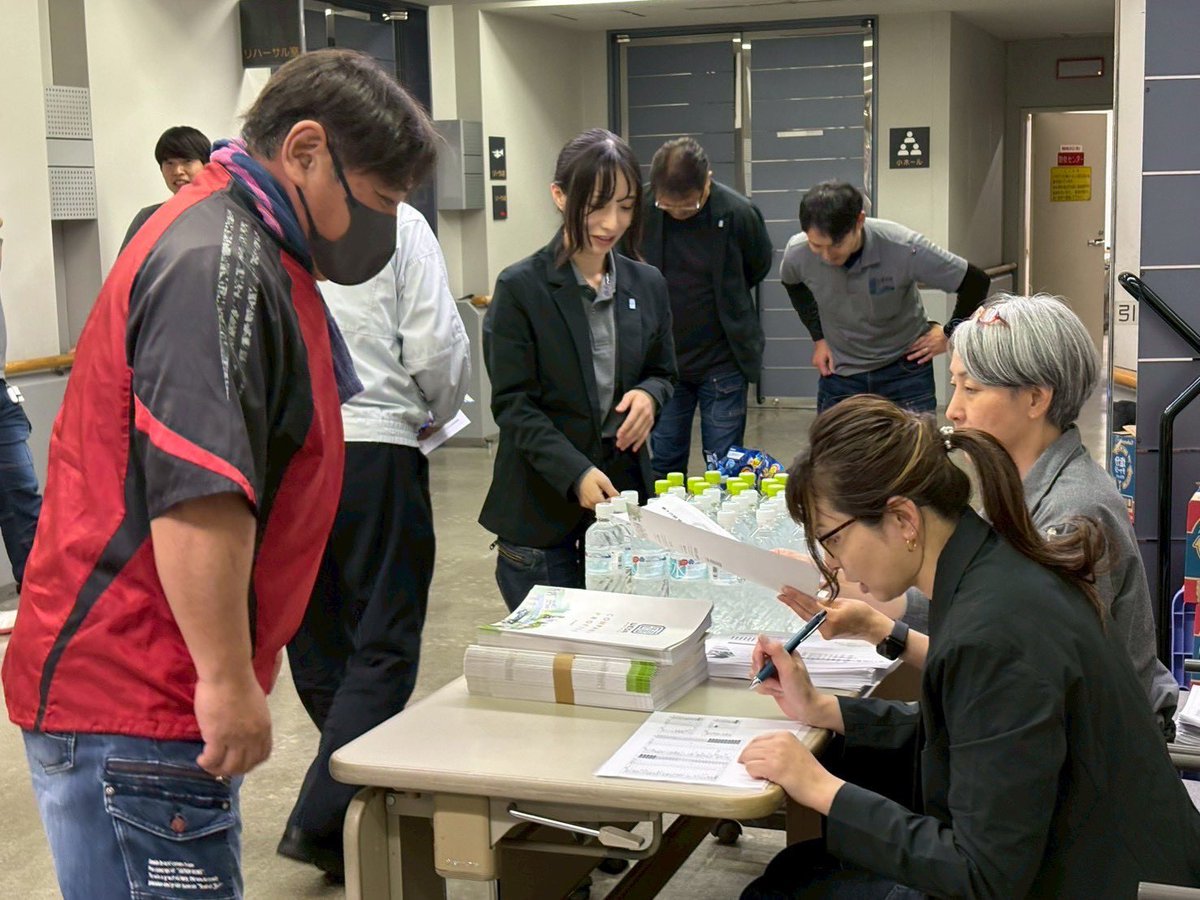 UBK___H_Ueda's tweet photo. 今日はここ。

昨日は「第十六回 協力業者会議及び安全大会」を協力業者様と社員約140人が参加での開催でした。

私からは昨年度の実績と現状報告などを各担当から「安全教育」「お客様、元請様への対応」「社会、現場でのマナー・ルール」「クレームへの対応」などのお話しをさせて頂きました。

労働安全衛生講話を産業医 清水先生にお願いし、事故事例や熱中症対策・初期症状などをお話しして頂きました。

皆さんご安全に！！

#ご安全に #協力業者会議 #安全大会 #植田板金店 #ひとやね #そと事業部 #わざ事業部 #やね事業部 #ひと事業部 #屋根やさん #塗装やさん #小屋やさん #遮熱やさん