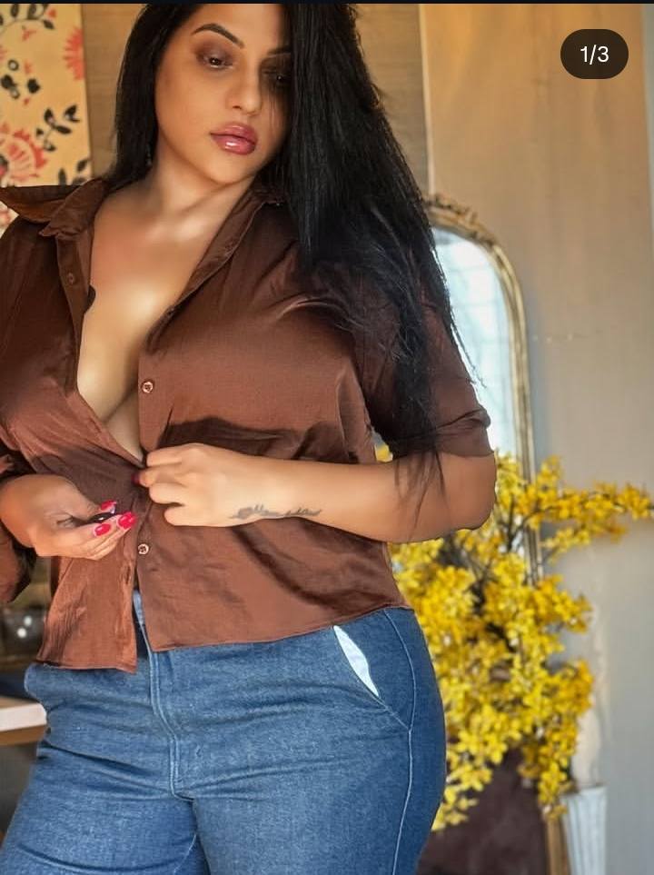 TrendCulture_X's tweet photo. Are this #ReshmaPasupuleti subscription pics are real? or AI? https://t.co/5eWQWMa7FI