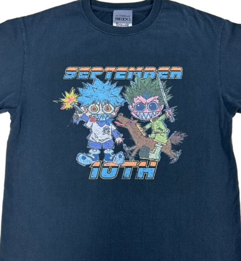 k42wKKihKBGTvXv's tweet photo. 単行本13巻の表紙が再現されたTシャツ！！

【THE (EX).】『HUNTER×HUNTER』TEE　〈SEPTEMBER 10TH〉
22,000円
7月17日発売 https://t.co/nupSrzVEhO