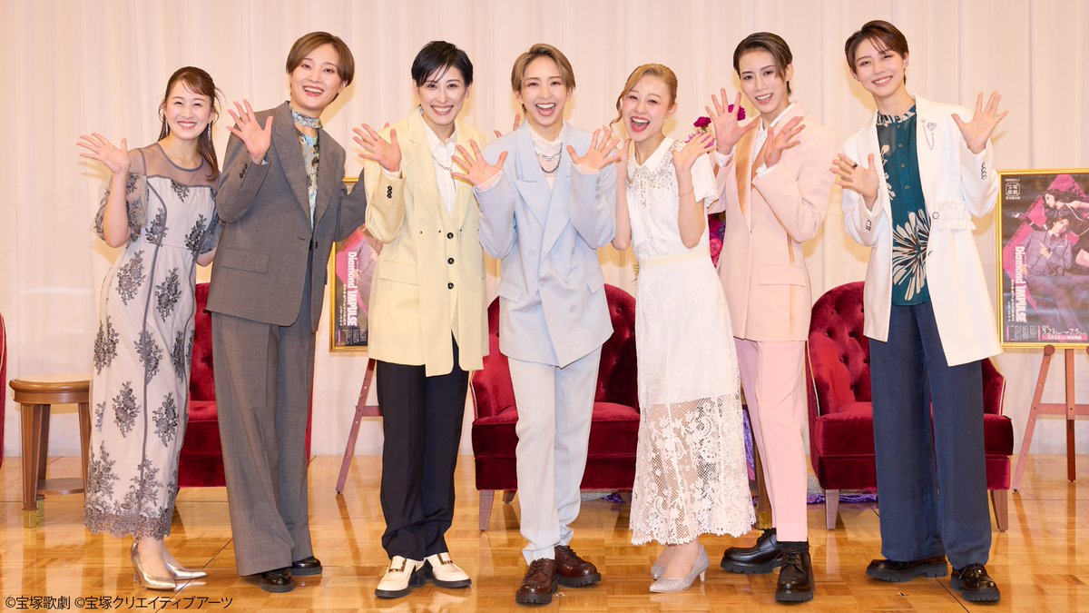 skystage_info's tweet photo. 【NOW ON STAGE 宙組公演『黒蜥蜴』『Diamond IMPULSE』初回放送のお知らせ】

昨日行われました宝塚ホテル開業100周年記念 タカラヅカ・スカイ・ステージ スペシャルトークショー「NOW ON STAGE」公開収録の模様は、6月10日(水)23:00より放送いたします！お楽しみに！

#宙組　＃桜木みなと https://t.co/7w7TKWENvz