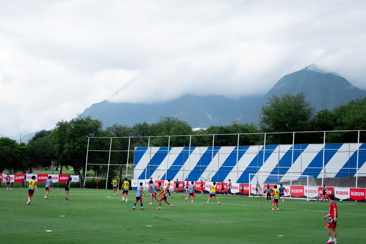 Rayados's tweet photo. La Selección de Japón realizó su primer entrenamiento en El Barrial. 🇯🇵⛰️

Un gusto tenerlos en Casa, @jfa_samuraiblue. 🔥🤠 https://t.co/4ODg95kpXs