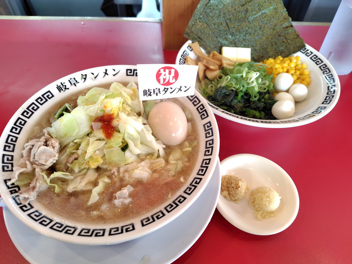 gzeppelin's tweet photo. 誕生日には『全部載せ』！（笑）
でも、食べてみて思ったけど、全部載せると実は味がボヤけるんだね…… https://t.co/nT4ODlPJO7