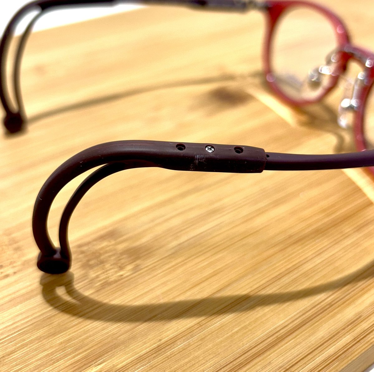 meganeclubueda's tweet photo. オモドックの「tiny」が初入荷しました♪

既に販売になった商品もありますが、現在tiny-603の4カラーが入荷しております。

「tiny」はリングループヒンジに加え、シリコンツインパッドや長さを調整できる耳掛けモダンが特徴です。
フレームの強度や掛け心地など直接お試しになってみて下さい。 https://t.co/1ICY5yrMQw