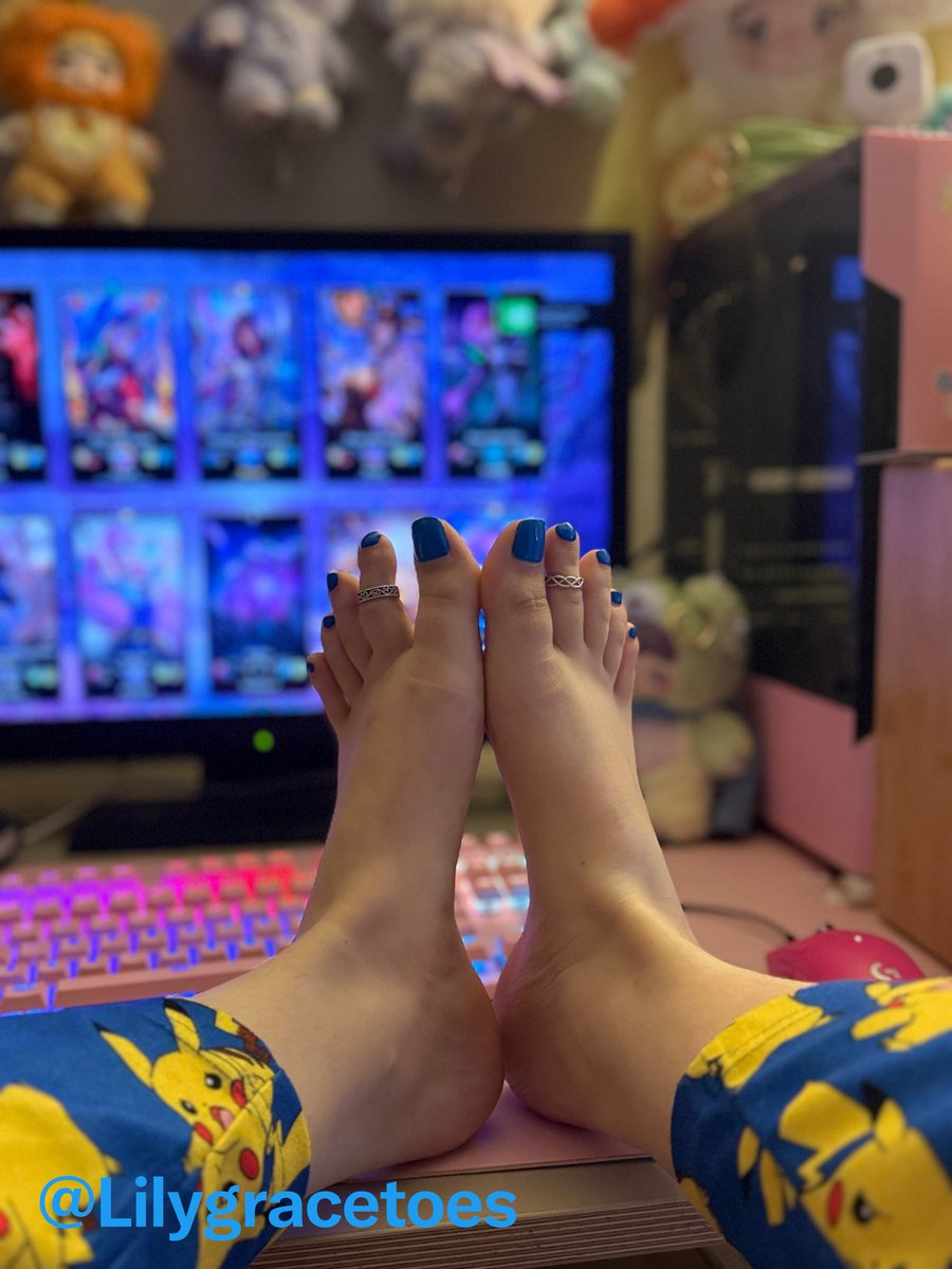 LilyGraceToes's tweet photo. would you play with me? who loves gamer feet?🎮💋 https://t.co/R3hzzZQCP1