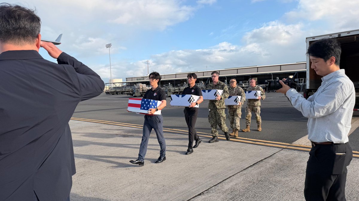 dodpaa's tweet photo. The U.S. and South Korea conducted a repatriation of possible Korean remains, with possible U.S. remains returning later this week. This mutual exchange highlights our joint operations with MAKRI as we work to account for our missing service members.
#DPAA #MAKRI #KoreanWar https://t.co/T3UreSB62K