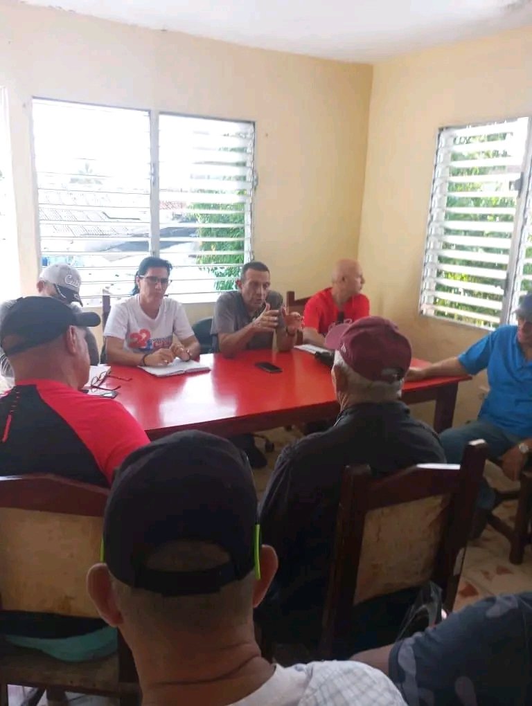 DpTransporte's tweet photo. Hoy se realizó intercambio con los propietarios de triciclos eléctricos del municipio Jatibonico. 
 #TransportEspirituano 
#PorUn28EnEl26 https://t.co/Wb6fM3puAU