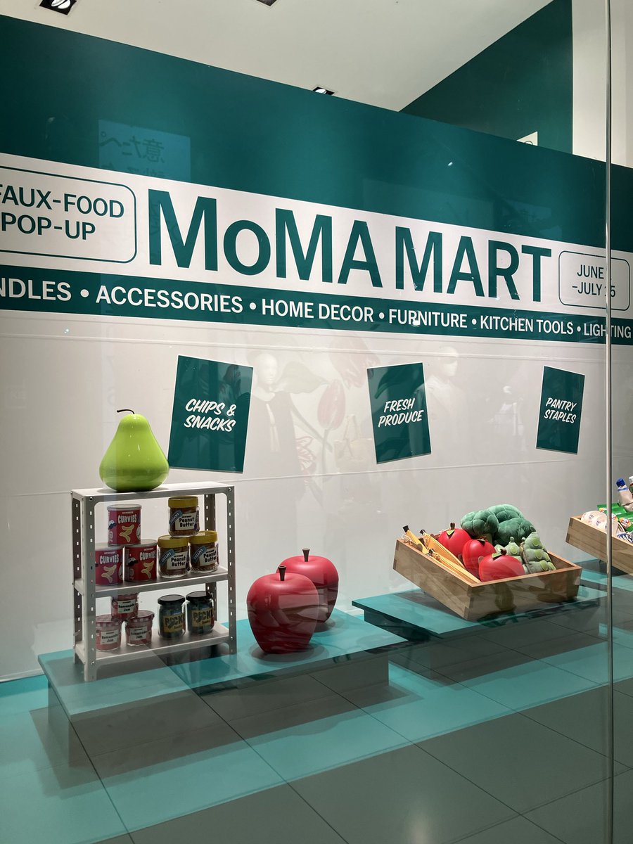 OMOHARAREAL's tweet photo. 「MoMA Design Store 表参道」でフェイクフードデザインを集めたポップアップが開催中！

パンのランプ、パスタのオブジェ、牛乳箱ポーチなどなどユーモアたっぷりのグッズがスーパーマーケットさながらに陳列🧃🥛🍎🥐🍝🍪🥦

#momadesignstore https://t.co/tX6AhBlepu