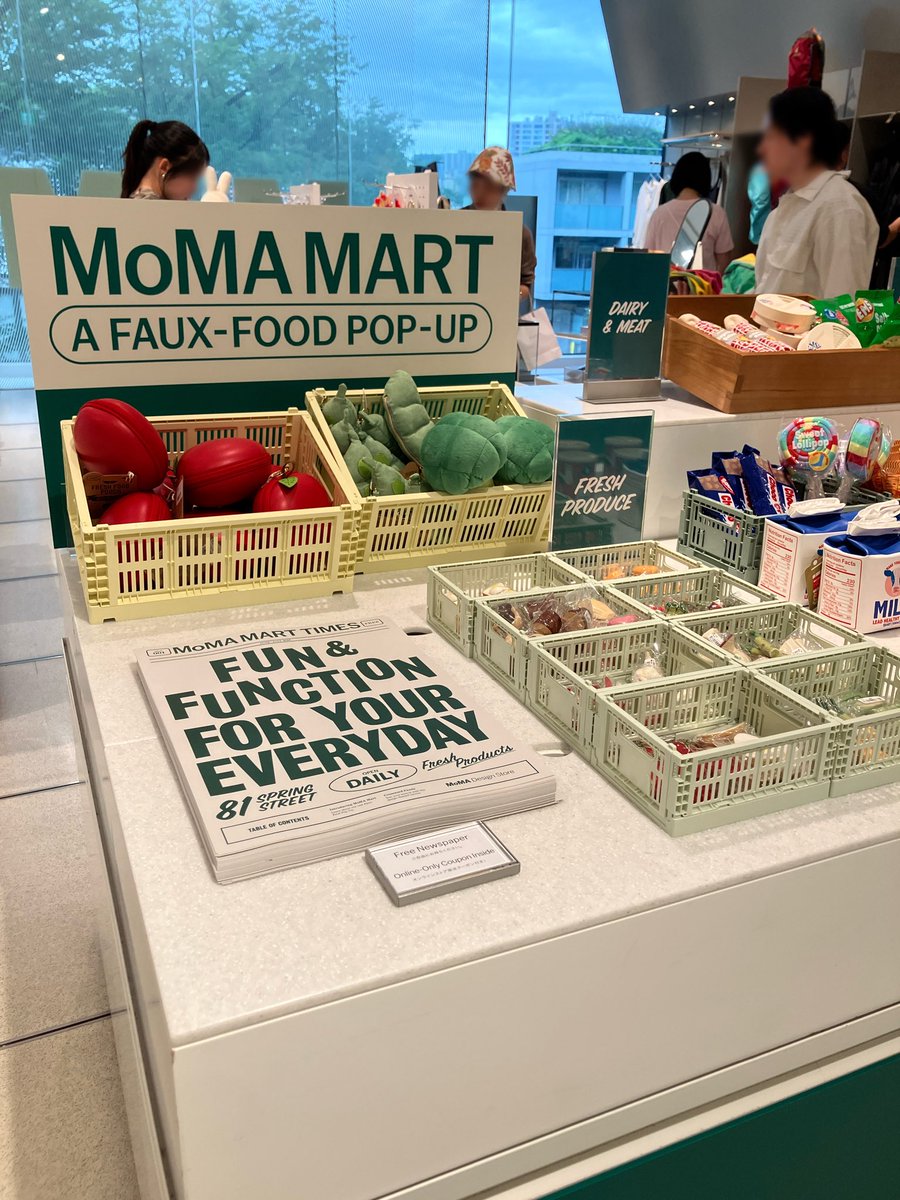 OMOHARAREAL's tweet photo. 「MoMA Design Store 表参道」でフェイクフードデザインを集めたポップアップが開催中！

パンのランプ、パスタのオブジェ、牛乳箱ポーチなどなどユーモアたっぷりのグッズがスーパーマーケットさながらに陳列🧃🥛🍎🥐🍝🍪🥦

#momadesignstore https://t.co/tX6AhBlepu
