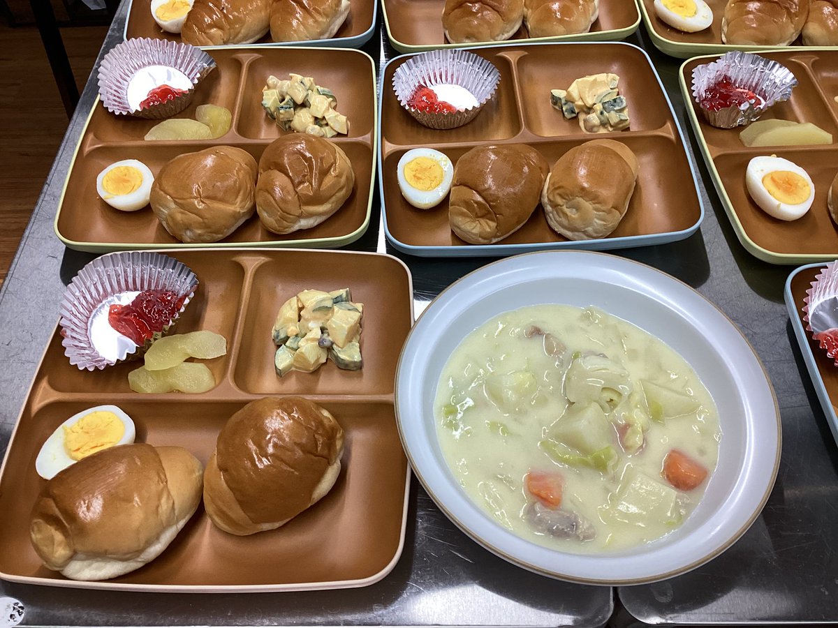 REVISION0911's tweet photo. \Re:vision 本日の給食紹介/

🥯ロールパン　いちごジャム
🥕クリームシチュー
🫘豆サラダ
🍎りんごのコンポート

今日も美味しくいただきます♪

#フリースクール #フリースクール立川 #給食 https://t.co/VFctV1FRns