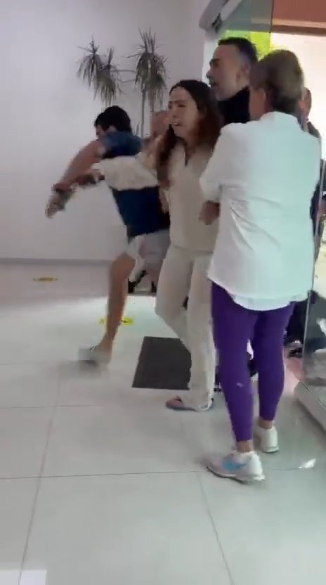 trespm's tweet photo. 🚨 La CODHEM inició una investigación de oficio por los hechos ocurridos en el Club Deportivo La Asunción, en Metepec.

La Comisión de Derechos Humanos del Estado de México consideró preocupante la difusión del video en el que se observa al alcalde Fernando Flores y a presuntas personas servidoras públicas municipales durante los hechos registrados al interior del inmueble.

De acuerdo con el organismo, las personas habrían ingresado con una actitud intimidatoria y agresiva, situación que pudo poner en riesgo la vida, integridad física y seguridad de quienes se encontraban en el lugar.

La CODHEM señaló que dará seguimiento al caso para esclarecer los hechos y, en su caso, adoptar las determinaciones correspondientes.

Síguenos para más información de Edomex.

#TresPm #Metepec #Edomex #CODHEM #FernandoFlores #LaAsunción #DerechosHumanos #Seguridad