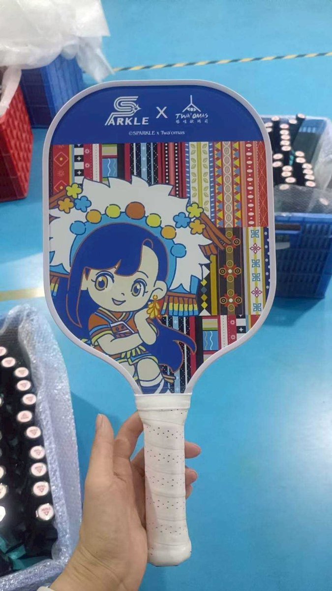hoelex0513's tweet photo. 🏓🌾 巴巴奈 × 匹克球 聯名活動來啦！ 🌾🏓

這次 Twa’omas 塔哇歐瑪司 攜手 SPARKLE ✦ 匹克球 推出限定聯名活動，把原住民族文化元素與運動活力結合，打造獨一無二的聯名球拍！

📍活動地點｜台北京站百貨 Qsquare
📅活動日期｜6/11（四）～6/14（日）

一起揮出熱情、揮出故事、揮出快樂！🌈 https://t.co/JYTm9JMjKD