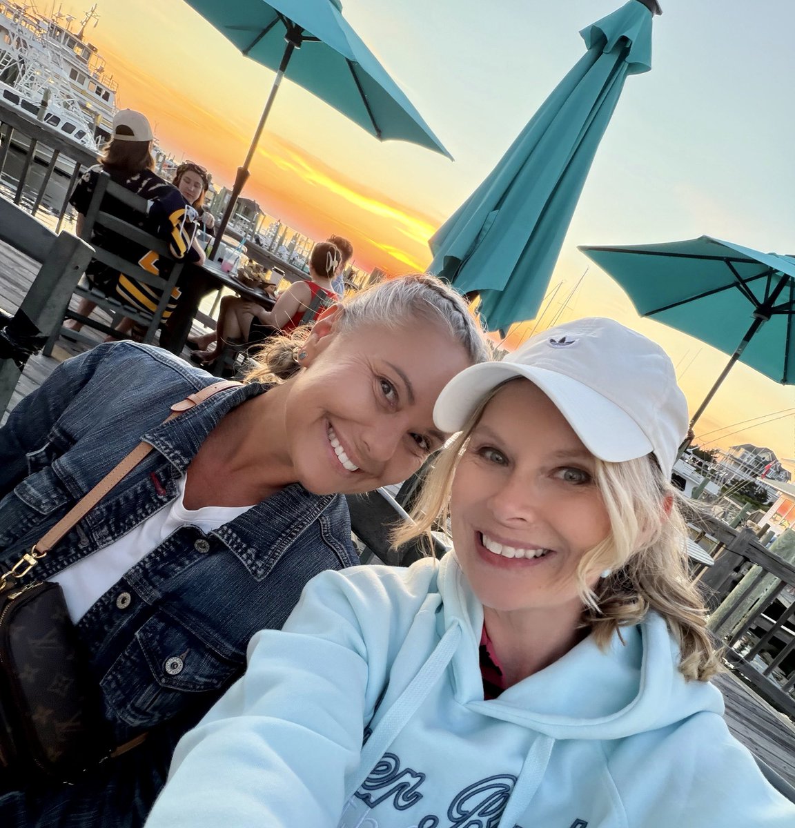 nmbernard's tweet photo. Sisters ❤️ https://t.co/5VqkE484zI