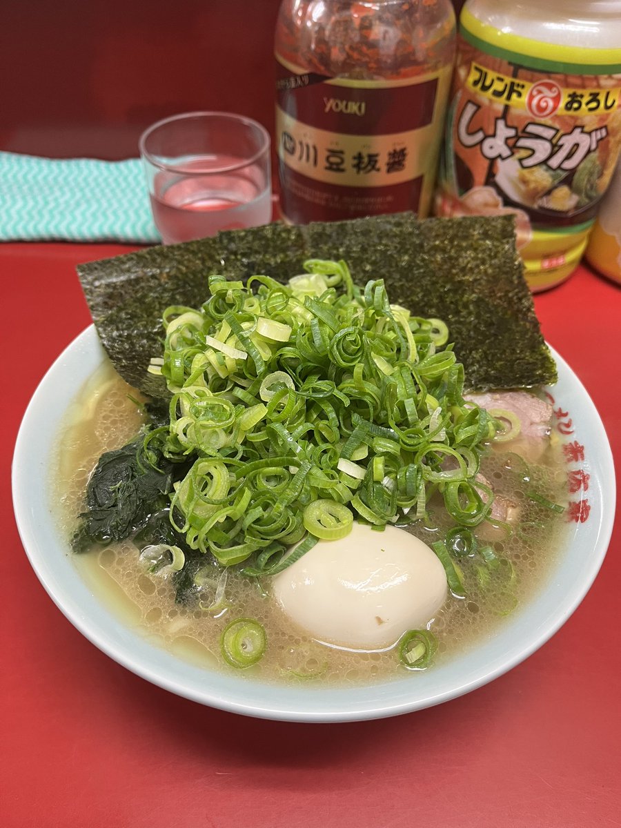 HTRMCKC's tweet photo. #末広家   11  132（40）
@千葉市中央区
ラーメン、京都直送九条ネギ

末広家さんで早めのランチ✨
今日も全て普通で、
美味しくいただきました😋
ご馳走さまでした♪
アニキさん✨同麺感謝🙏
新しいバイト君、頑張ってね🙋🏻‍♂️ https://t.co/C4fufh5Pek