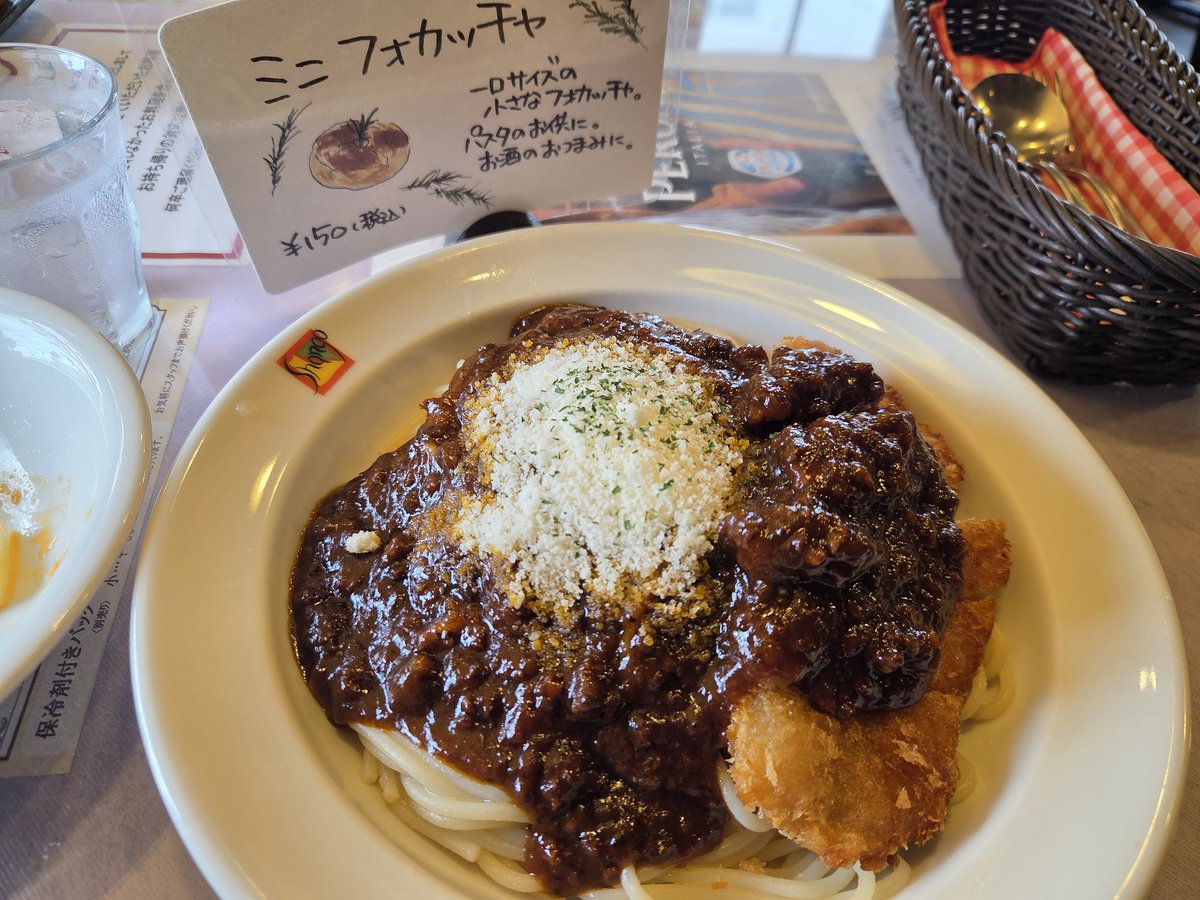 muneniku's tweet photo. うまあい！
文句無し！
謎スパイスの香りにこれでもかと濃厚なミートソースがコク強い！
コクコクしてる！
これがシャンゴ！ https://t.co/3Ehx2b21CD