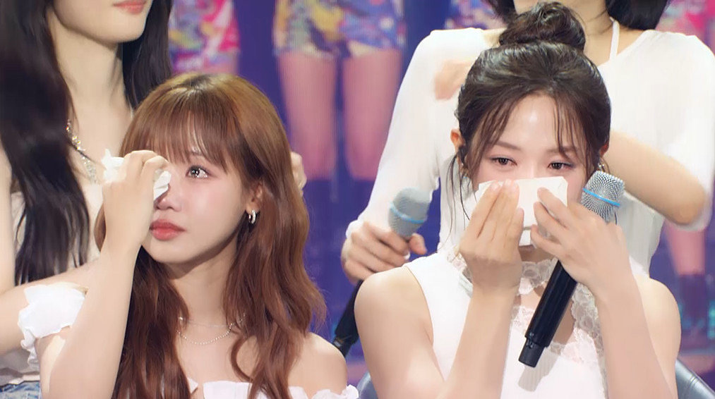 ewsbdiv's tweet photo. ioi on the seasons 😭

ioi watched a vcr featuring the video messages they had recorded for their future selves, "to ioi 10 yrs from now," on a show 10 yrs ago, and the members couldn't hold back their tears. in response, ioi recorded new video messages for their future selves once again, for 10 yrs from now. 🥹

LIFE IS A LOOP!!! 😭