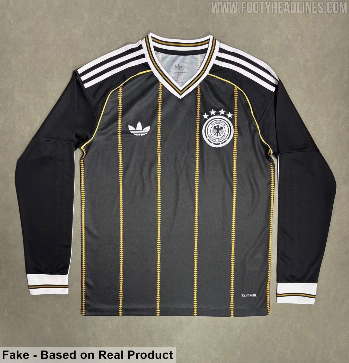 Footy_Headlines's tweet photo. 𝑳𝒂𝒔𝒕-𝑬𝒗𝒆𝒓 𝑨𝒅𝒊𝒅𝒂𝒔 𝑮𝒆𝒓𝒎𝒂𝒏𝒚 𝑲𝒊𝒕 𝑳𝒆𝒂𝒌𝒆𝒅 - 𝑳𝒐𝒏𝒈-𝑺𝒍𝒆𝒆𝒗𝒆

Footy Headlines can now leak 2 new pictures of the Adidas Germany2026 third kit, long-sleeve version. Although it is a fake, the design is identical to the real one.

The kit is predominantly black with white and gold trim, featuring gold vertical pinstripes and the classic Trefoil logo.

It includes a V-neck collar, an old DFB crest from 1978-1996, and the trademark white three stripes on the sleeves.