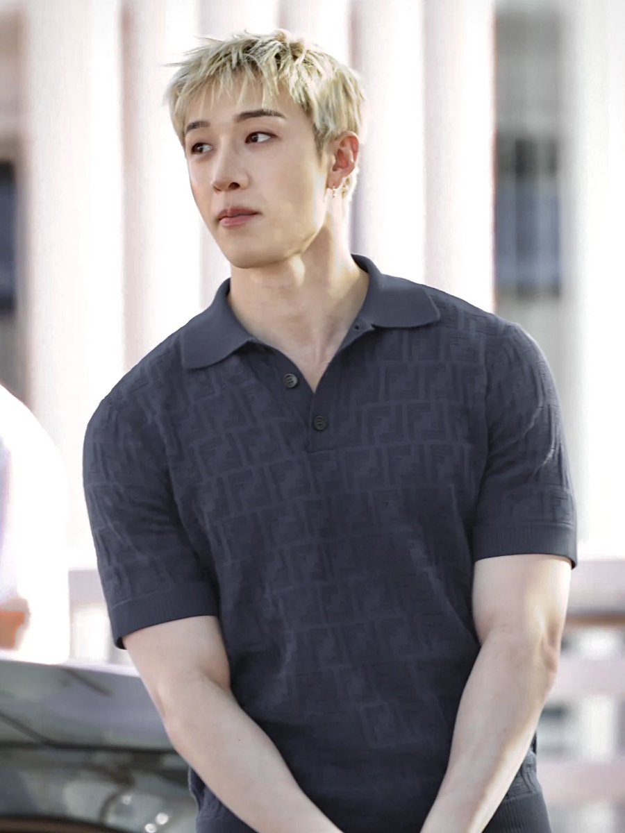 sshhad0w's tweet photo. why are we suddenly being so blessed with unwhitewashed airport photos he looks so GOOD FUCK SOMEONE NEEDS TO SQUEEZE HIS TITTIES EXPEDITIOUSLY https://t.co/r5jUlJtgB0
