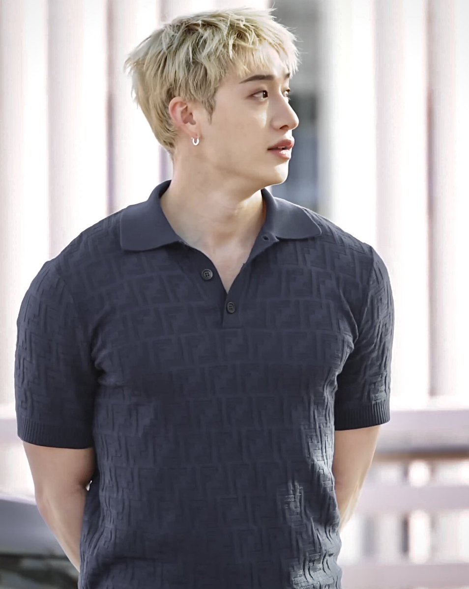 sshhad0w's tweet photo. why are we suddenly being so blessed with unwhitewashed airport photos he looks so GOOD FUCK SOMEONE NEEDS TO SQUEEZE HIS TITTIES EXPEDITIOUSLY https://t.co/r5jUlJtgB0