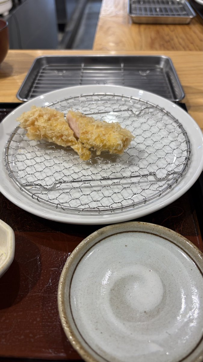 ento2's tweet photo. 某日。　
鹿児島二日目。ホテルの朝食はキャンセルして一件用事を済ます。市内に戻り���飯をいただく。『とんかつ　黒田』。ミックスフライ定食（特上）を注文。ここは美味かった。特にささみ。うまい。他のお肉もそう。甘くてやわらかい。お塩でいただく。
ご馳走様。 https://t.co/SJ4m8LpCVj
