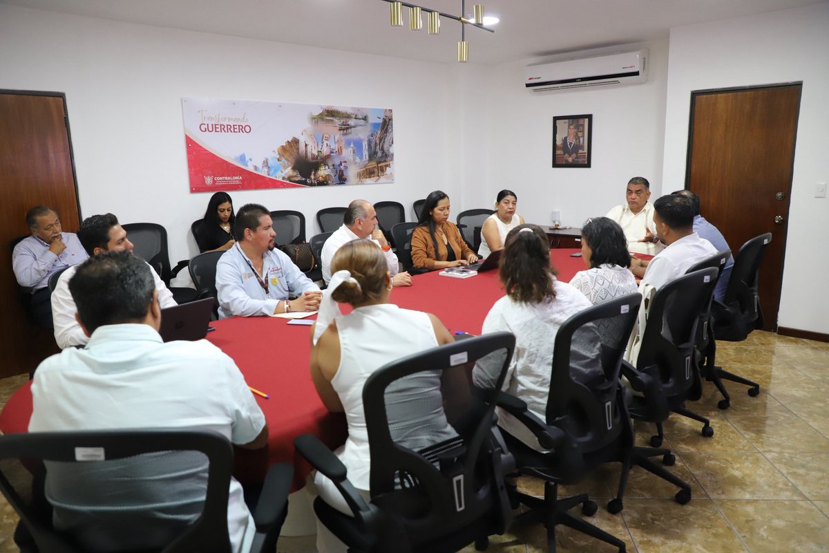 ContraloriaGro's tweet photo. Con el propósito de fortalecer el cumplimiento de las metas y objetivos institucionales, y en apego al MICI, la Secretaría de #ContraloríaGro, encabezada por @FranciscoGSZ, a través del Subsecretario de Modernización Administrativa, Carlos Atila Espinoza Damián, https://t.co/iZTP5uzfTJ