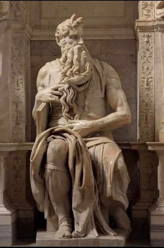 pierpi13's tweet photo. Il Mosè, tecnicamente parlando, supera la ragione umana e tutta l'arte passata, presente e futura.
Michelangelo scolpisce l'opera per ben due volte, prima del 1517, dandole una postura ed uno sguardo frontale, per poi modificarla ben 25 anni dopo voltandola in parte verso sinistra. Girare su se stessa una statua di marmo, già abbondantemente scolpita, ha del sovrumano, e solo un genio come lui poteva riuscirci. Giro' letteralmente la testa verso un lato e ciò significava, come ci raccontano testimoni dell' epoca, che la punta del suo naso corrispondeva alla gota del volto precedente. La barba scende dritta, poi ad un certo punto si contorce, volta verso un lato e scende con pochi boccoli, perché in quella zona, ormai, c'era poco marmo da scolpire. Ma è sulle gambe che il Maestro fece un capolavoro assoluto. Nella prima fase erano dritte e parallele, ma lui decise di piegarne una, ma con un grosso problema: Non aveva abbastanza marmo da scolpire. Soluzione: Sfrutto' le pieghe delle vesti, rimodello' un ginocchio in un' altra posizione rimpicciolendolo di 6 cm, in seguito scolpi' il piede riportandolo indietro rispetto al corpo, per dare dinamicità e movimento alla statua. Infine scolpi' un drappeggio tra le gambe per nascondere il tutto, impedendo il confronto tra le due ginocchia.
Il Ghirlandaio, quando lo vide all'opera nella sua bottega all' età di 12 anni, esclamò: Le sue mani sono guidate da Dio.
…….. una leggenda racconta che Michelangelo, una volta finita la scultura, si sia sorpreso per il forte realismo della figura biblica e abbia urlato: "Perché non parli?".