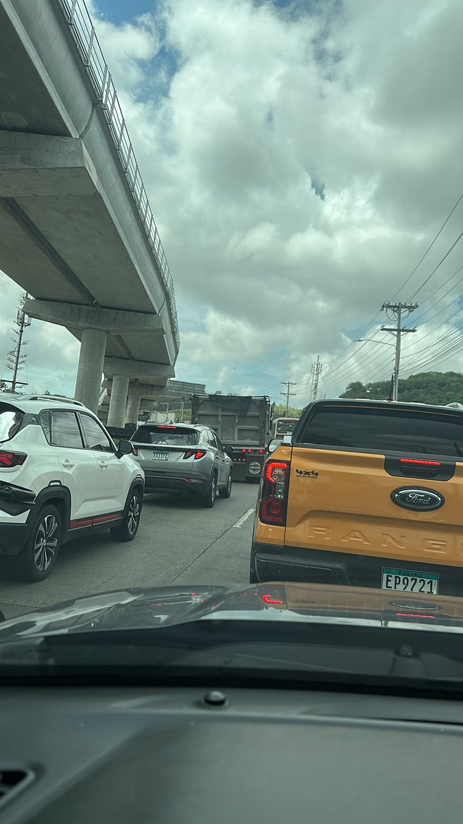 Aaroncillo's tweet photo. Todos los días en milla 8 el mismo tranque por culpa de esos camiones de el Machetazo , Feduro y el  Titán  sin que @ATTTPanama  hagan nada. Deben obligarlos a tener entrada trasera a sus hangares para evitar esto https://t.co/Q1YEGJbMaZ