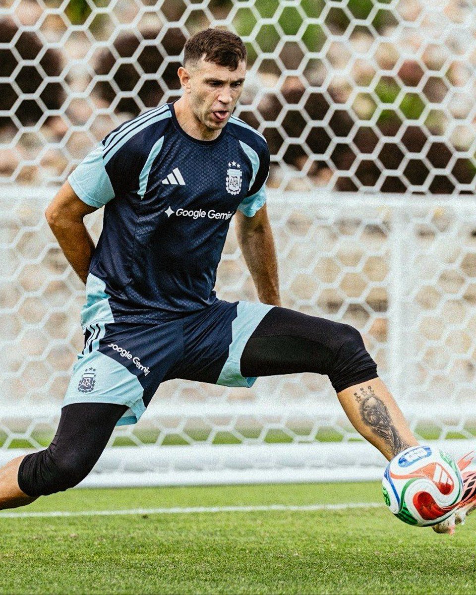 AtaqueFutbolero's tweet photo. 😳🇦🇷 Dibu Martínez ya está ATAJANDO con la mano fracturada atrás del cuerpo. https://t.co/yk14mPy4MS