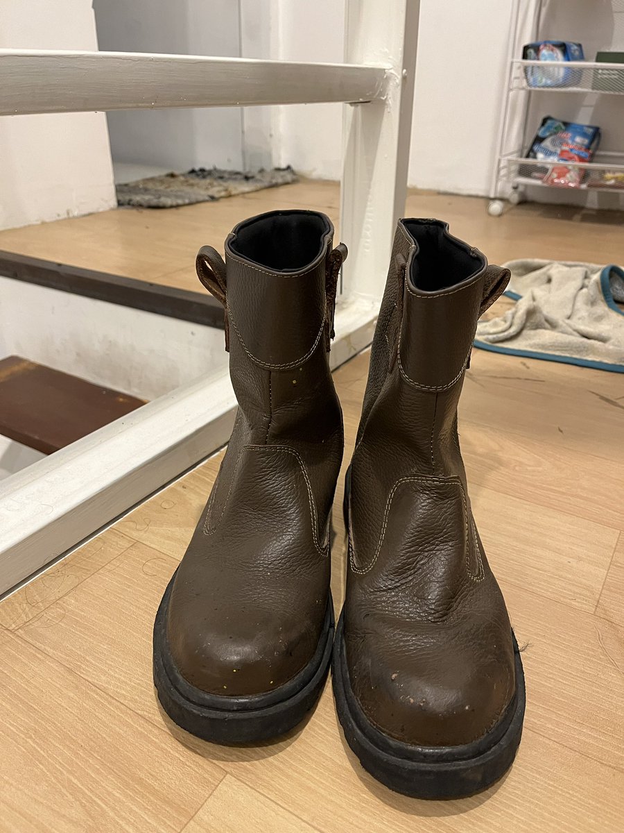 d1mones's tweet photo. #wts #semarang #preloved #safetyshoes dijual sepatu safety merk king, all condition is good krna cuma dipake 2 bulan, dom semarang lesgow https://t.co/iArA4W7XHk