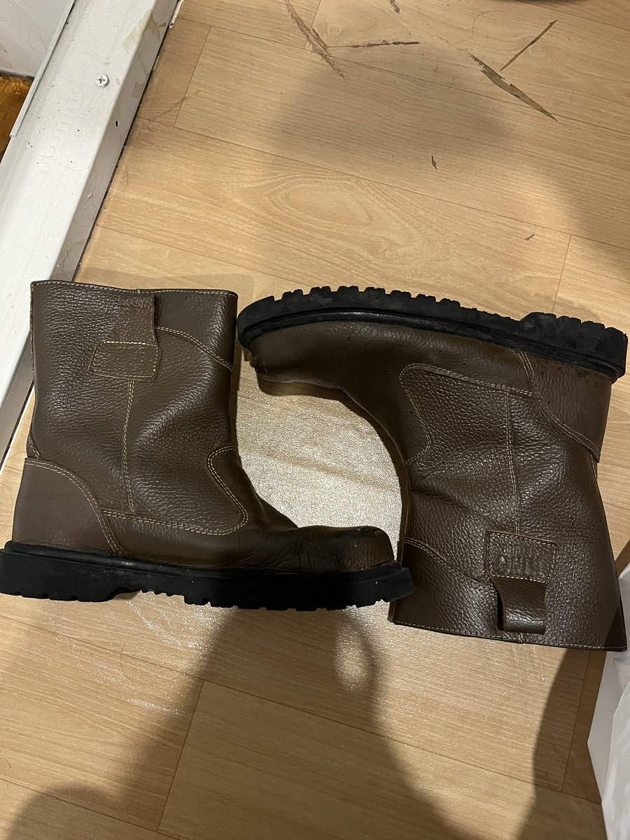 d1mones's tweet photo. #wts #semarang #preloved #safetyshoes dijual sepatu safety merk king, all condition is good krna cuma dipake 2 bulan, dom semarang lesgow https://t.co/iArA4W7XHk