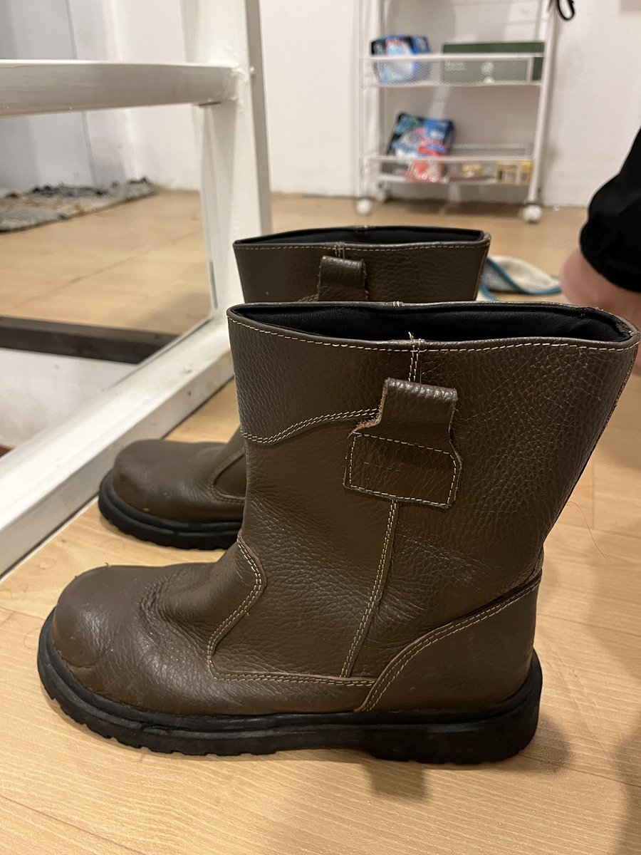 d1mones's tweet photo. #wts #semarang #preloved #safetyshoes dijual sepatu safety merk king, all condition is good krna cuma dipake 2 bulan, dom semarang lesgow https://t.co/iArA4W7XHk