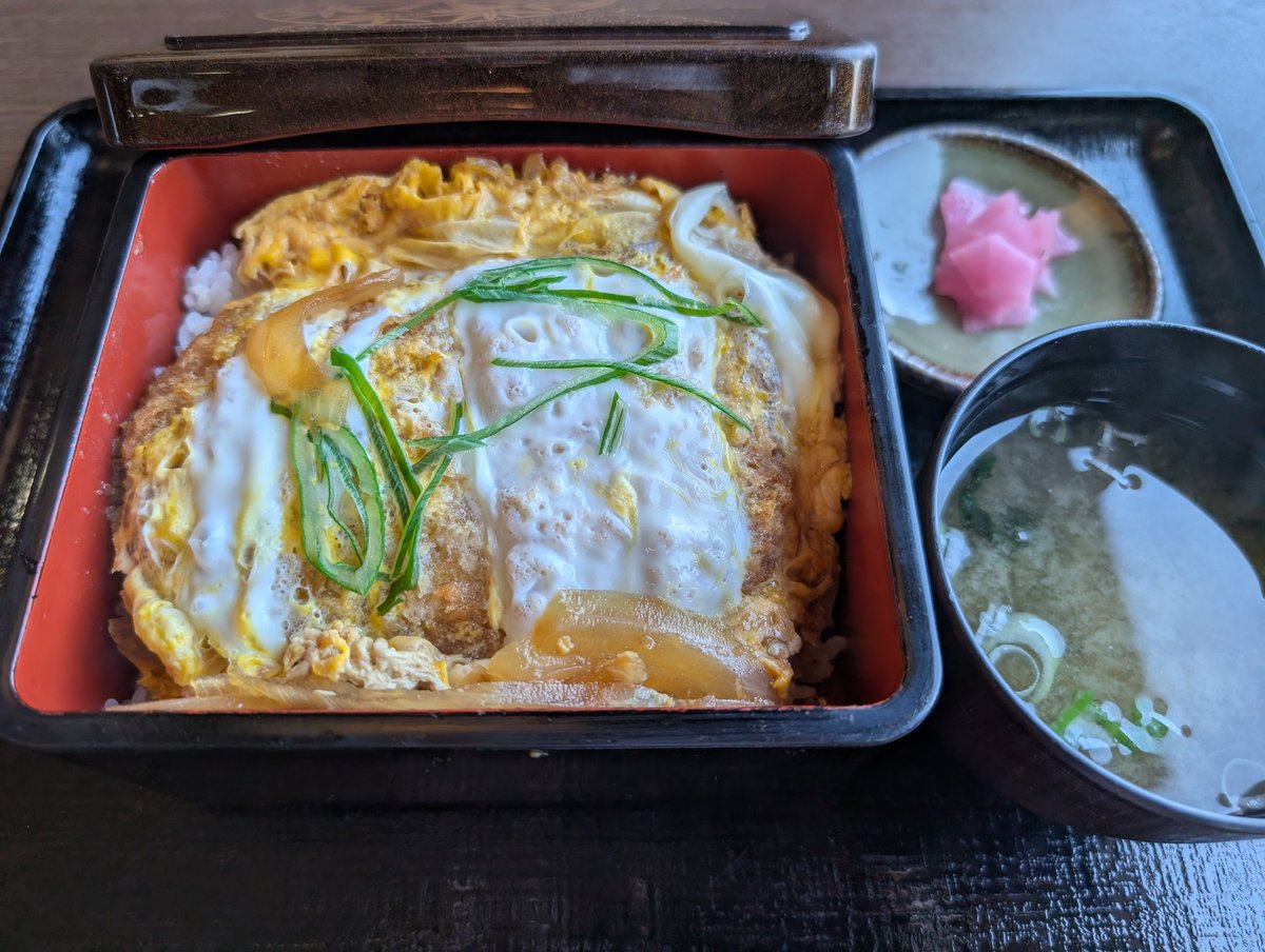 btaur's tweet photo. 稚内市港 北の台所 なごみ
かつ重❗️1000円
値上げの多い昨今OPENから20円しか変わらなくフタぱっか～んする楽しさを🎵
初夏にむけてどんどん青く輝く港をロケーション良く眺めながら⋯プライスレス
《ヤムワッカナイ港のゆ》内２Ｆにて https://t.co/00oIRWuOB3