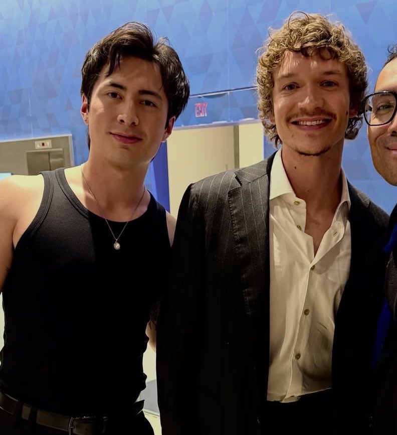 thvhollanov's tweet photo. the contrast between hudson’s slutty tank top and connor’s suit 😭 https://t.co/74jTCOva8h