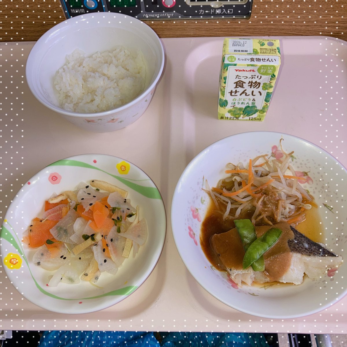 ryonative's tweet photo. ここのお魚は、小骨など一切ないから
安心してペロりんちょ♪

・ごはん160g
・白身魚の野菜味噌かけ
・大根と人参の酢の物
・野菜ジュース

 #お昼ご飯 #病院食 #入院食 https://t.co/V6LG0DX0J3