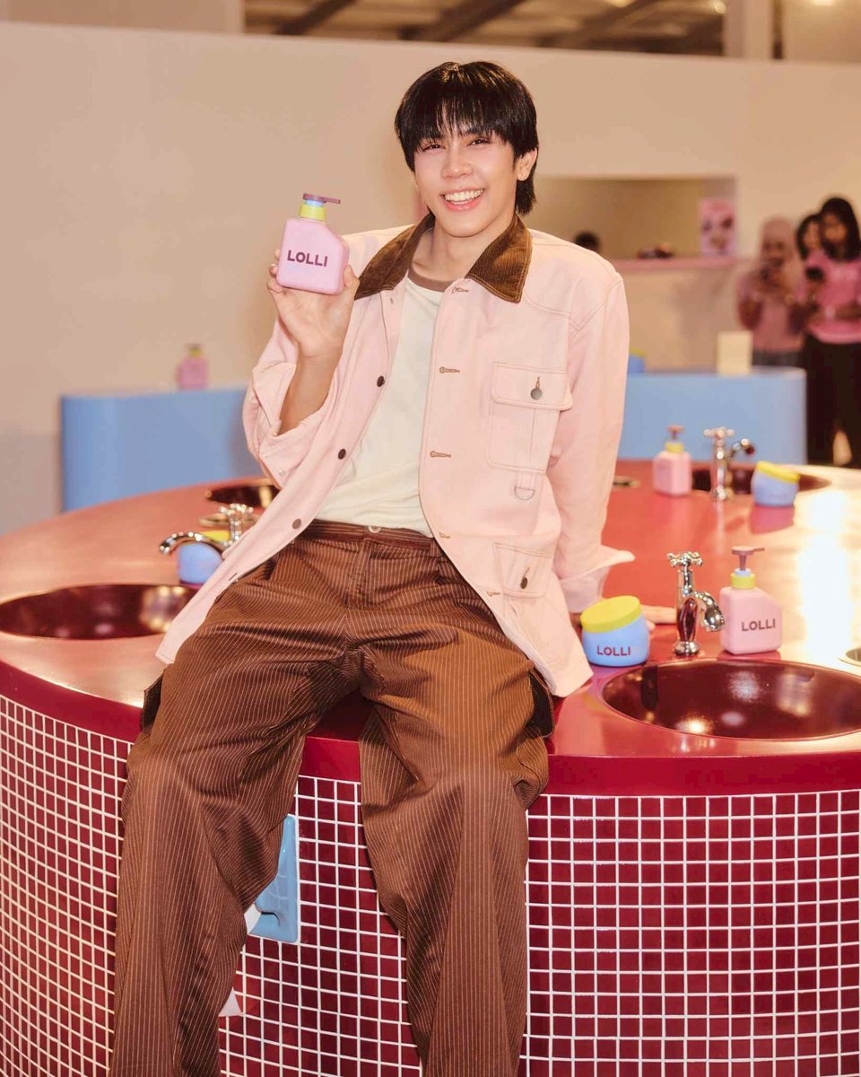 faikeaw_ent's tweet photo. ‘โชกุน ปวริศร์’ ยกความมั่นใจมาเต็ม แชร์โมเมนต์ผิวสวยในแบบ Own Your Glow
‘LOLLI’ มุ่งสร้างคอมมูนิตี้คนหลงรักผิวตัวเอง
 
#PROXIEChokun #PROXIEth
#LOLLIownyourglow
#LOLLIOfficialth

เปิดมิติใหม่ของการดูแลผิวและเติมเต็มความมั่นใจ พร้อมยกระดับประสบการณ์การดูแลตัวเองที่สร้างสีสันครั้งใหม่ของวงการบิวตี้ ในการเปิดตัวผลิตภัณฑ์ทำความสะอาดและดูแลผิวกาย ‘LOLLI (ลอลลิ)’ โดย ‘คุณพีช สิตมน ผลดี’ Founder ผู้มุ่งมั่นสร้างประสบการณ์การดูแลตัวเองในมิติที่แตกต่าง ด้วยแนวคิด ‘own your glow’ ที่เชื่อว่าทุกคนสามารถเปล่งประกายในแบบของตัวเองได้ โดยจัดงาน ‘LOLLI Exclusive Launch Party’ ในการเปิดตัวอย่างเป็นทางการ ซึ่งได้รับเกียรติจากแขกคนพิเศษอย่าง 'โชกุน ปวริศร์' หรือ ‘โชกุน PROXIE’ มาร่วมพูดคุยและแชร์ประสบการณ์การดูแลผิวตัวเองในแบบ ‘own your glow’ พร้อมร่วมสัมผัสความรีเฟรชครั้งใหม่จากการ Touch, Try & Glow ผ่าน 2 ผลิตภัณฑ์ อย่าง ‘LOLLI ANGEL BLUSH DELICATE BODY WASH’ และ ‘LOLLI ANGEL BLUSH MELLOW CUSHION SCRUB’ ที่ตอบโจทย์ทั้งความสะอาด ความสดชื่น ความอ่อนโยน และความมั่นใจ ให้การดูแลผิวในทุกวันกลายเป็นช่วงเวลาแห่งความสุข ซึ่งมีแฟน ๆ ทั้ง 120 คน ได้ร่วมกิจกรรมสุด Exclusive ร่วมกับ ‘โชกุน’ ในครั้งนี้ โดยงานจัดขึ้นเมื่อวันที่ 28 พฤษภาคม - 3 มิถุนายน 2569 ณ Chanintr Warehouse Sukhumvit 26  

กลิ่นหอมหวานที่เป็น Signature ของ ‘LOLLI (ลอลลิ)’ อบอวลไปทั่วทั้งงานกับการสัมผัสประสบการณ์ทำความสะอาดผิวที่ ‘โชกุน’ สุดประทับใจ ซึ่งออกแบบมาเพื่อให้การดูแลผิวในชีวิตประจำวันเต็มไปด้วยความผ่อนคลาย ไม่ใช่เพียงแค่การทำความสะอาดผิว แต่เป็นช่วงเวลาแห่งการรีเฟรชร่างกาย พร้อมเติมเต็มความมั่นใจในทุกวัน และภายในงานได้เนรมิตพื้นที่ให้เต็มไปด้วยสีสันและบรรยากาศสุดสดใส พร้อมโซนกิจกรรมสุดเก๋ให้ผู้ร่วมงานได้สนุกตลอดทั้งงาน ไม่ว่าจะเป็นการสัมผัส 2 ผลิตภัณฑ์ใหม่ และจุดถ่ายรูปที่สวยทุกมุมให้ได้เก็บภาพความประทับใจส่งต่อบนโซเชียล

โดย ‘โชกุน’ ได้เผยถึงทริคในการดูแลตัวเองและการได้ร่วมงานครั้งนี้ว่า “ดีใจที่ได้มาร่วมงาน LOLLI Exclusive Launch Party ในครั้งนี้ครับ และขอแสดงความยินดีกับทางพี่พีชที่ตั้งใจสร้างสรรค์แบรนด์นี้ขึ้นมา ผมเชื่อว่าการดูแลความสะอาดของผิวเป็นสิ่งสำคัญ เพราะเป็นเหมือนการรีเฟรชตัวเองในทุกวัน เมื่อผิวสะอาดก็ช่วยเสริมความมั่นใจให้พร้อมเผชิญทุกกิจกรรม ดังนั้นขั้นตอนการทำความสะอาดผิวจึงเป็นสิ่งที่ผมไม่เคยละเลย และให้ความสำคัญเป็นพิเศษอยู่เสมอครับ”

และอีกหนึ่งความพิเศษภายในงานได้เติมความสดชื่นด้วยเครื่องดื่มจากร้าน Hey! Coffee โดยเจ้าของร้านและผู้ก่อตั้งแบรนด์อย่าง ‘คุณก๊อต อภินัย วรรณไพโรจน์’ ซึ่งเป็นคุณพ่อของ ‘กร วรรณไพโรจน์’ หรือ ‘กร PROXIE’ ที่ทางร้านตั้งใจรังสรรค์เมนูขึ้นมาใหม่อย่าง ‘Ube Berry (อูเบะเบอร์รี่)’ โดดเด่นด้วยสีสันซึ่งเข้ากับคอนเซปต์ของงาน โดยมีส่วนผสมจากอุเบะหรือมันม่วง เพิ่มเลเยอร์ด้วยโฟมเบอร์รี่ด้านบน และ Topping อีกชั้นด้วยผลไม้อบกรอบ เป็นเครื่องดื่มรสชาติลงตัวและเพิ่มความสดชื่น โดยเมนูนี้ได้เสิร์ฟให้ดื่มเป็นครั้งแรกในงานนี้ และ Hey! Coffee ยังมาในโฉมใหม่ของร้านที่มีความเฟรชมากขึ้นด้วย

สำหรับ ‘LOLLI (ลอลลิ)’ มาพร้อมกับการสร้างรูทีนใหม่ให้คนรักการดูแลตัวเอง ด้วยผลิตภัณฑ์ทำความสะอาดผิวที่อ่อนโยนและมีเสน่ห์ด้วยกลิ่นหอม เพื่อให้ช่วงเวลาของการอาบน้ำเต็มไปด้วยความสุข และมอบผิวที่มีความมั่นใจจากภายในและเปล่งประกายในแบบของตัวเอง ให้ทุกช่วงเวลากลายเป็น Self-Care Moment ที่ทำให้หลงรักผิวตัวเองมากขึ้น ด้วย 2 ผลิตภัณฑ์ทั้ง ‘LOLLI ANGEL BLUSH DELICATE BODY WASH’ เจลอาบน้ำที่มี PH Balance ช่วยทําความสะอาดผิวกายและจุดซ่อนเร้นได้อย่างอ่อนโยน ด้วยฟองนุ่ม ละเอียด และ ‘LOLLI ANGEL BLUSH MELLOW CUSHION SCRUB’ สครับเนื้อคุชชั่น ช่วยผลัดเซลล์ผิวที่คล้ำเสียด้วยเม็ดบีดส์จากบุก ที่นุ่ม ละมุนผิว และอ่อนโยนกว่าสครับทั่วไป โดยทั้ง 2 ผลิตภัณฑ์ผสานสารสกัดจากธรรมชาติ สัมผัสที่บางเบาต่อผิว รวมถึงกลิ่นที่หอมหวานและน่าค้นหา ให้การปรนนิบัติผิวเต็มไปด้วยความประทับใจ และเติมเต็มความมั่นใจให้กับตัวเอง ติดตามข่าวสารและความเคลื่อนไหวต่าง ๆ ได้ทาง Lolliofficialth ทุกแพลตฟอร์ม