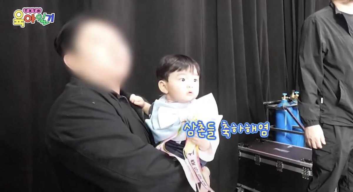 frzzntuna's tweet photo. This is manager Jisoo holding the baby, right? https://t.co/UXcHfAoY31