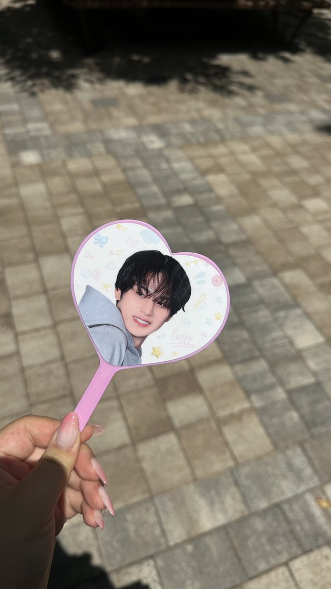 floria_46's tweet photo. 야외에서 들고다니면 더 예뻐요 🤍

보정 없는 사진입니다 ! https://t.co/s0p6M5W5kG